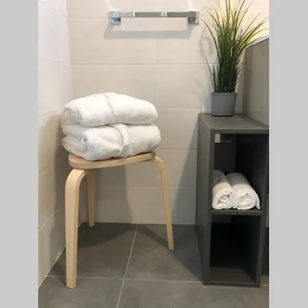 *central Lakeside Apt*swimming Pool & Free Parking Apartment